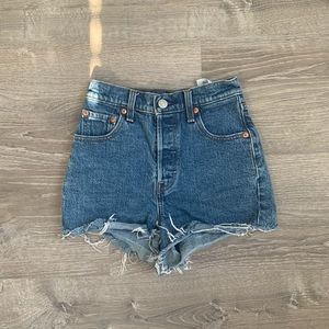 • Levi’s Ribcage Shorts •